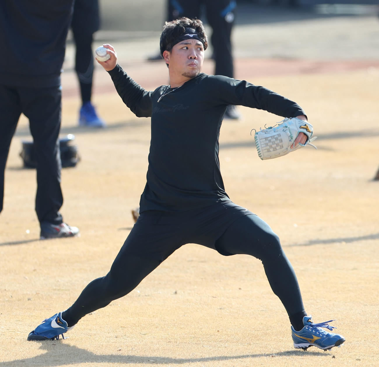 10日、鎌ケ谷でキャッチボールをする日本ハム金村（撮影・佐藤翔太）