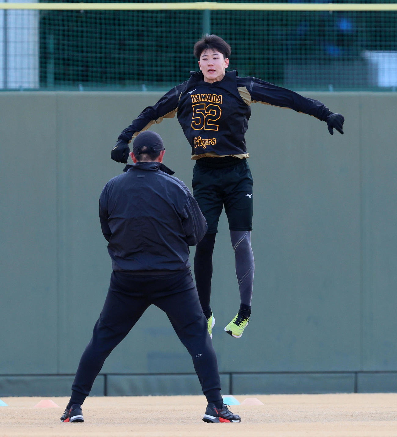 谷川聡氏（左）の走り方教室でジャンプする阪神山田脩也（撮影・加藤哉）