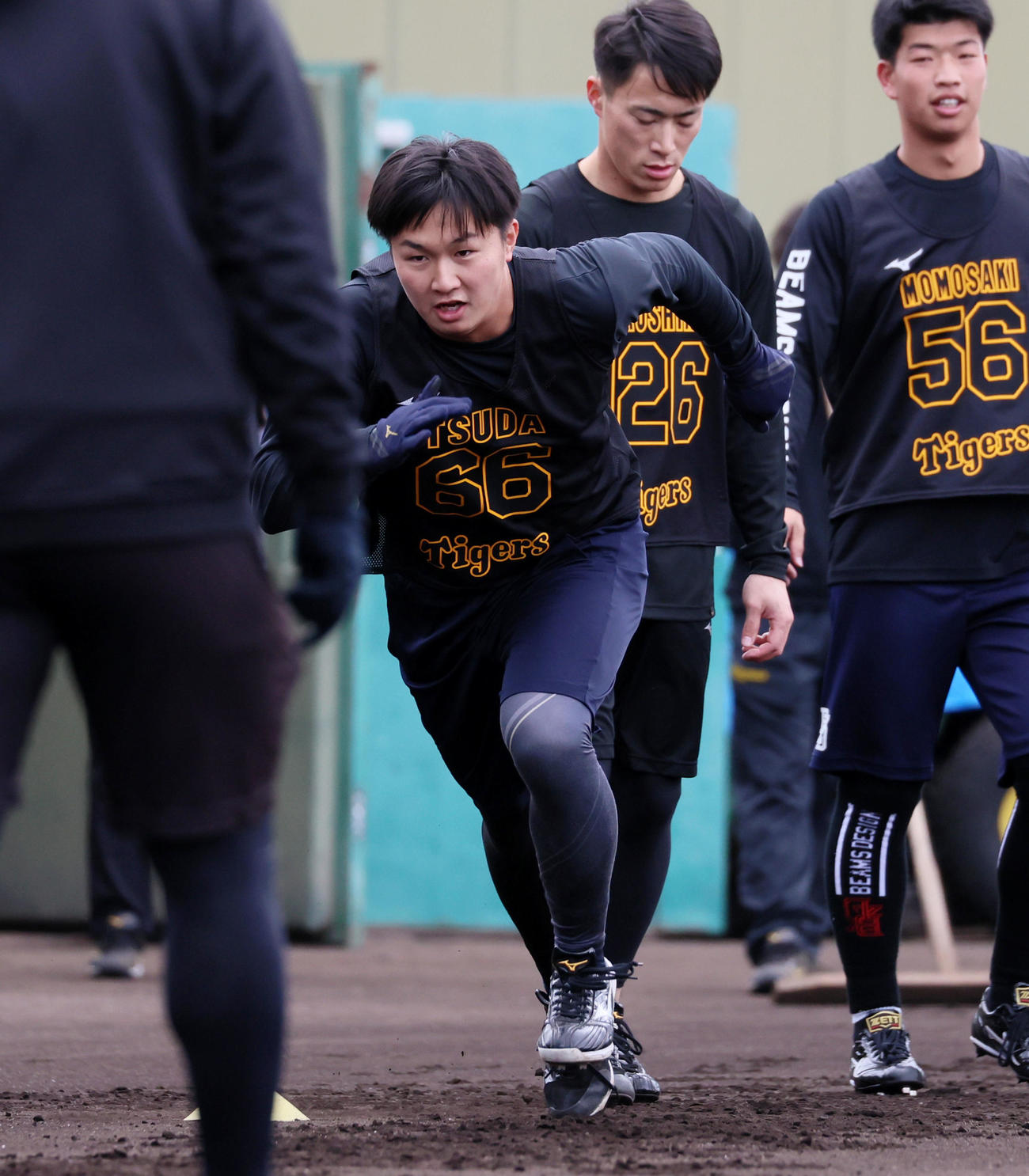 ベンチ前でダッシュする阪神津田淳哉（撮影・加藤哉）