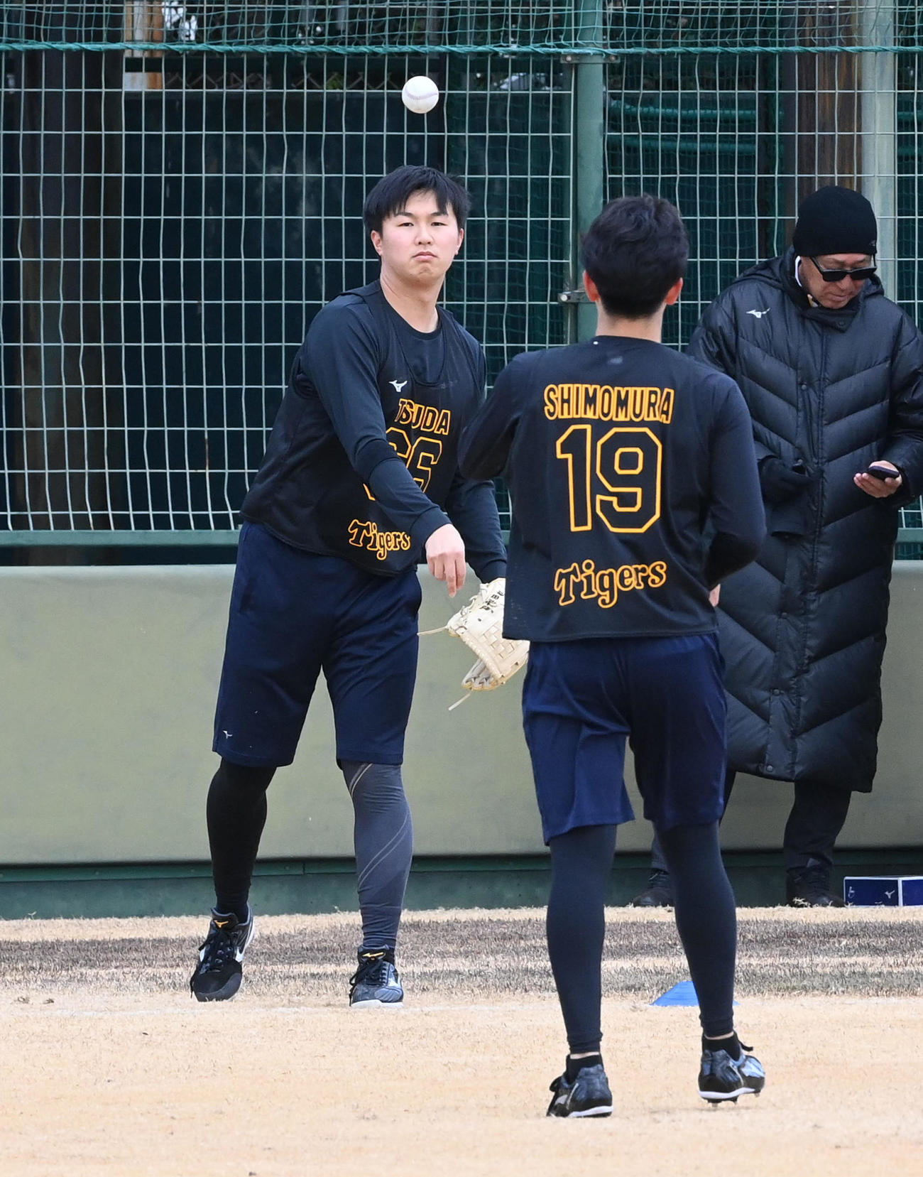 新人合同自主トレで下村海翔（背中）とキャッチボールを行う阪神津田淳哉（撮影・前岡正明）