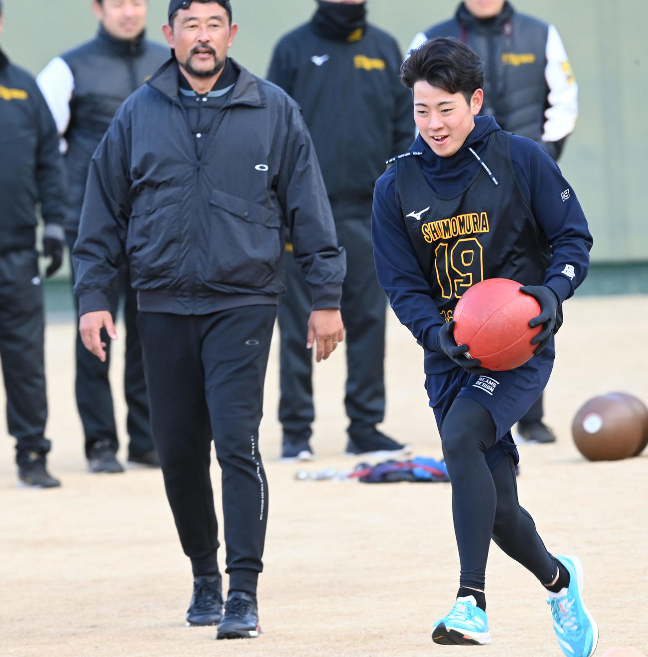 谷川聰氏の走り方指導を受ける阪神下村（撮影・前岡正明）