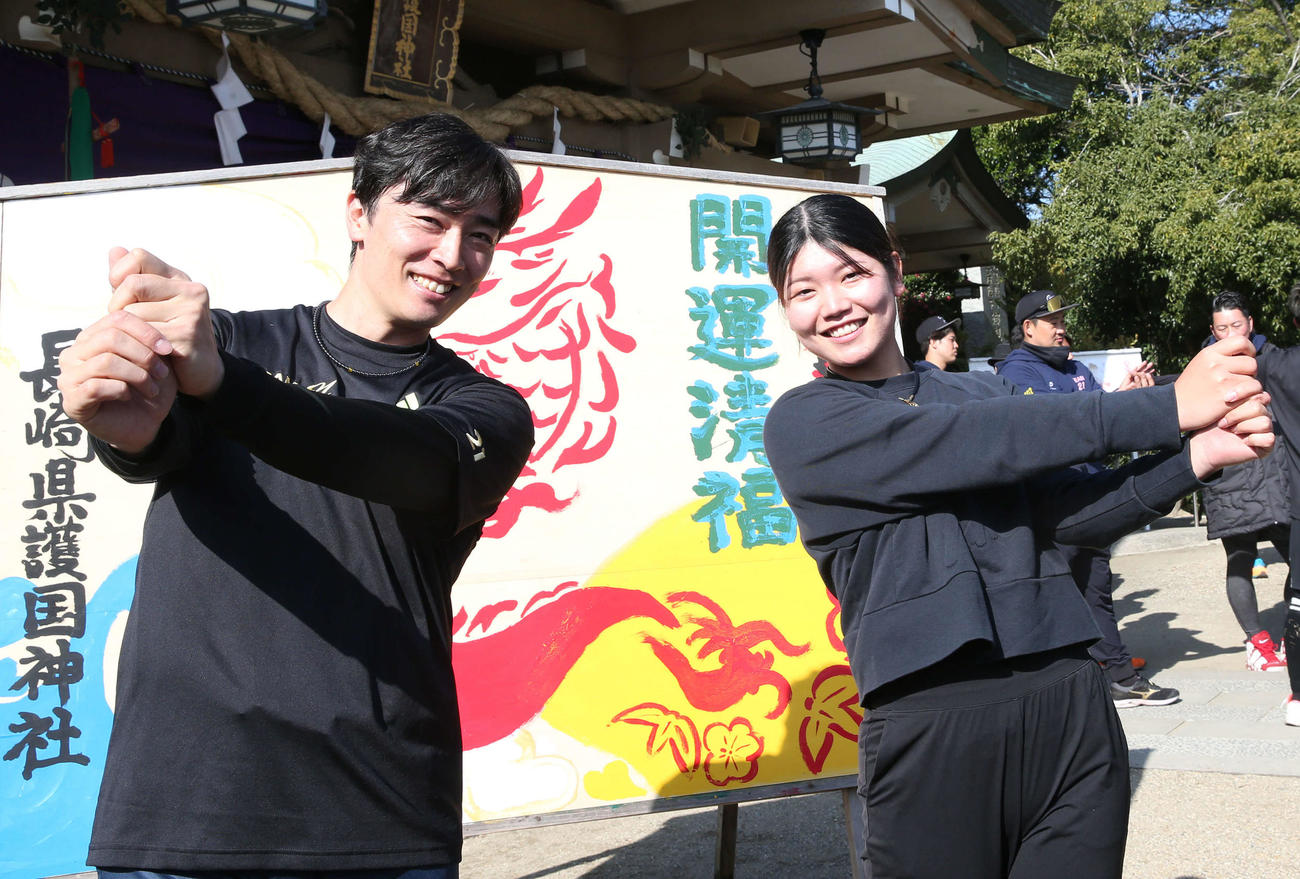 笑顔でポーズするソフトバンク和田（左）と女子プロゴロファーの桜井心那（撮影・冨田成美）