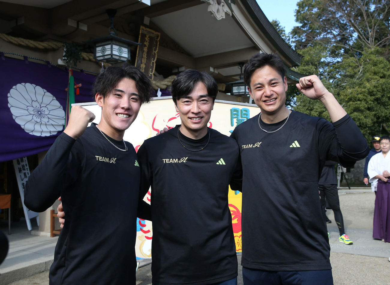 ソフトバンク和田（中央）との自主トレに参加し笑顔を見せる、阪神大竹（右）と富田（撮影・冨田成美）
