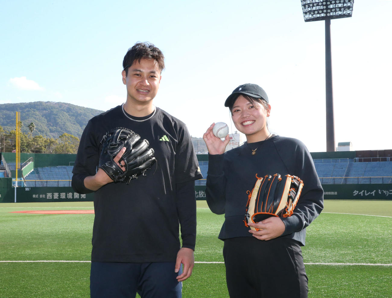 キャッチボールを終えて記念撮影する阪神大竹（左）と桜井心那（撮影・冨田成美）