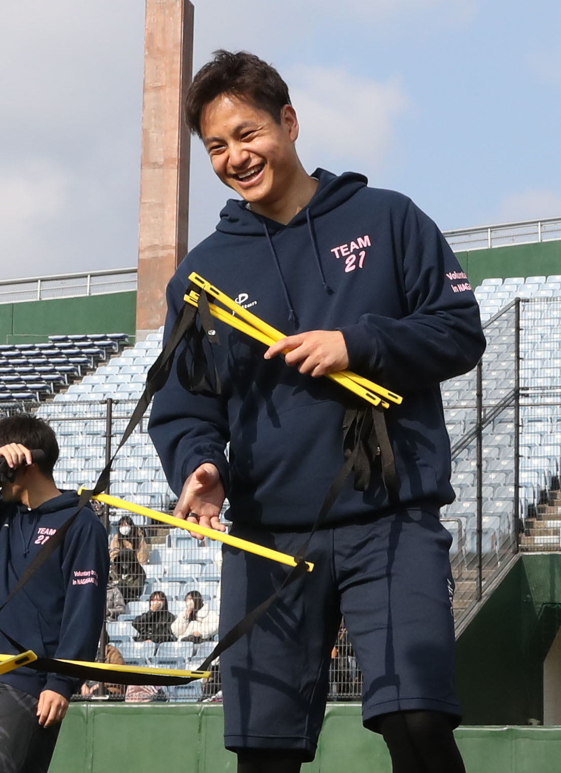 笑顔でラダーを手にする阪神大竹（撮影・冨田成美）