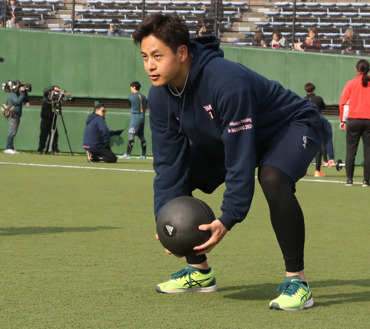 メディシンボールトレーニングを行う阪神大竹（撮影・冨田成美）