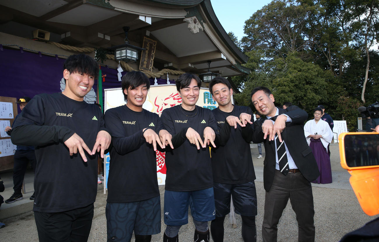 チームロッテ、右から小島、ソフトバンク和田、本前、高野（撮影・冨田成美）