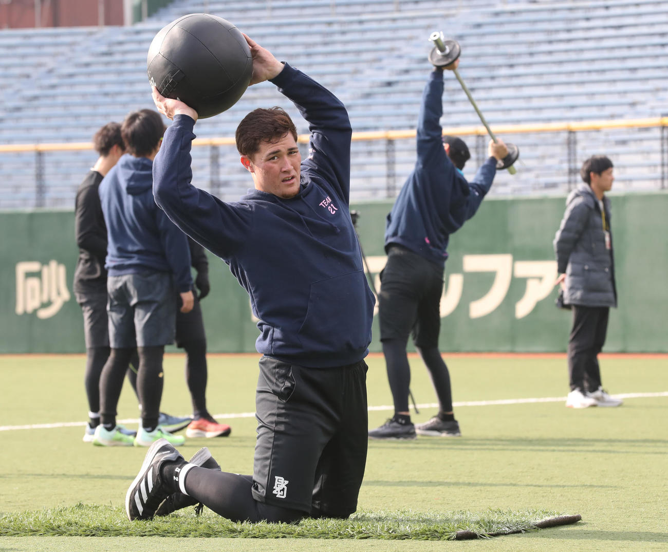 メディシンボールを投げるリチャード（撮影・冨田成美）