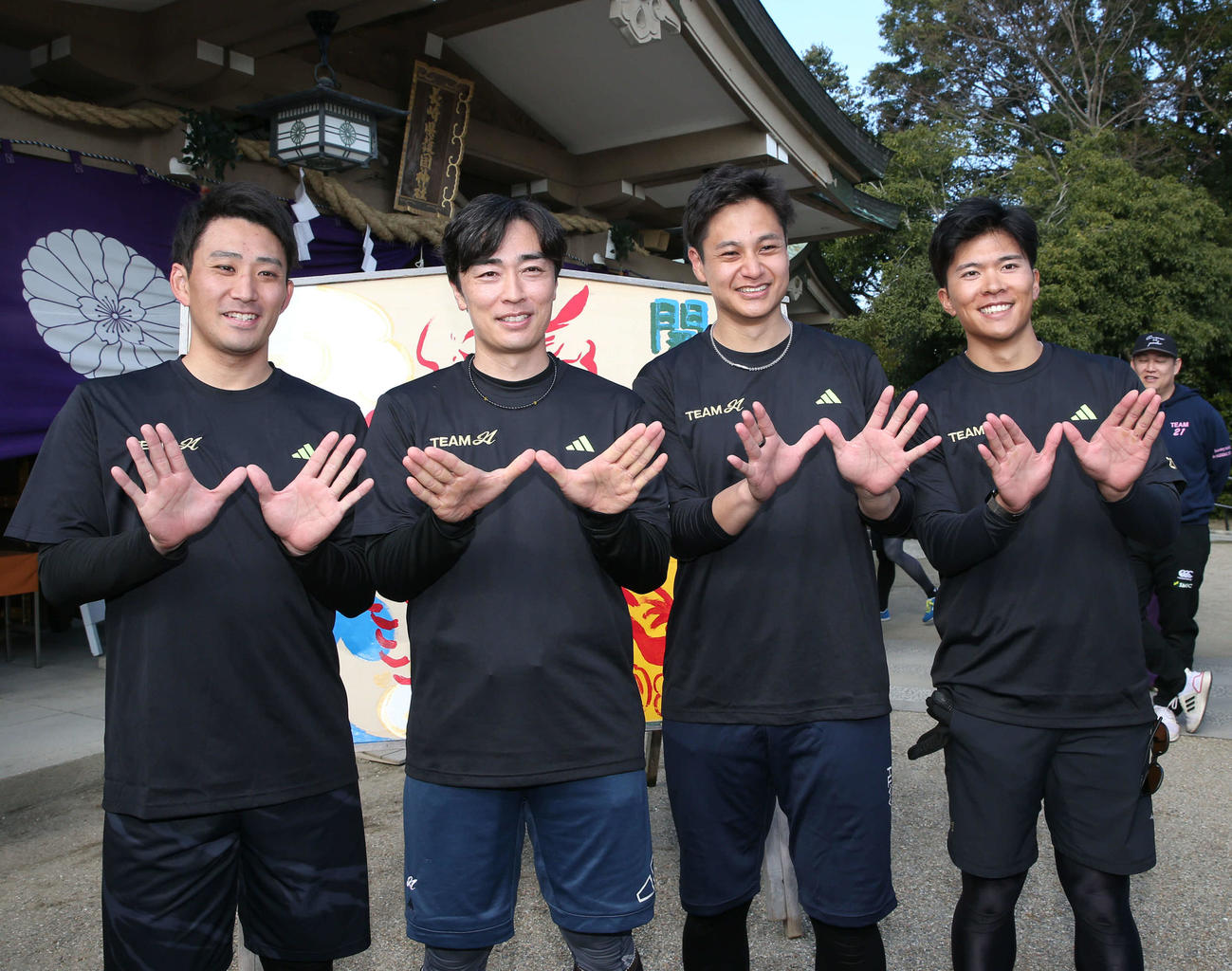 自主トレに集まったチーム早稲田。左からロッテ小島、ソフトバンク和田、阪神大竹、楽天早川（撮影・冨田成美）