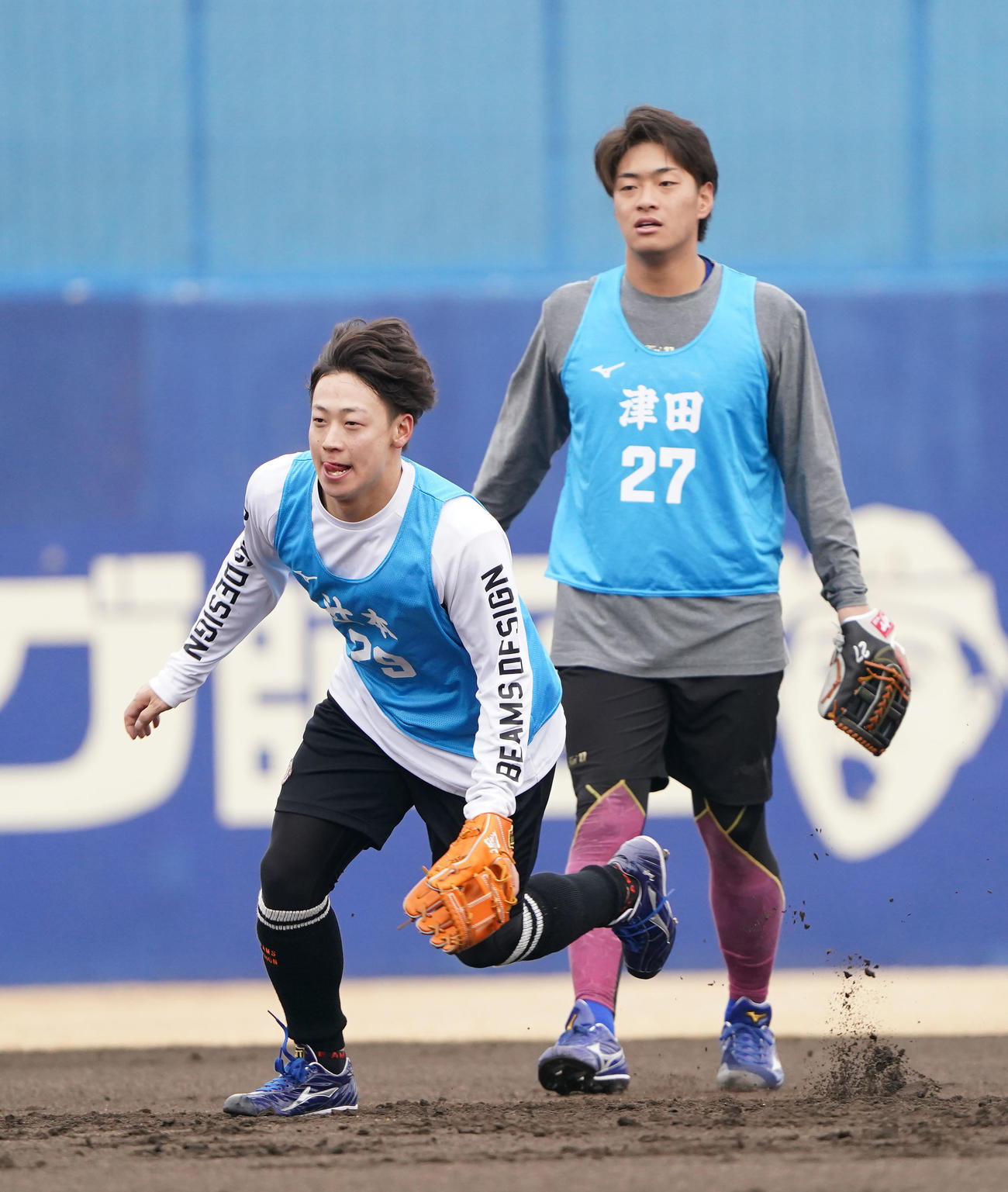 ノックを受ける辻本（左）右は津田（撮影・森本幸一）