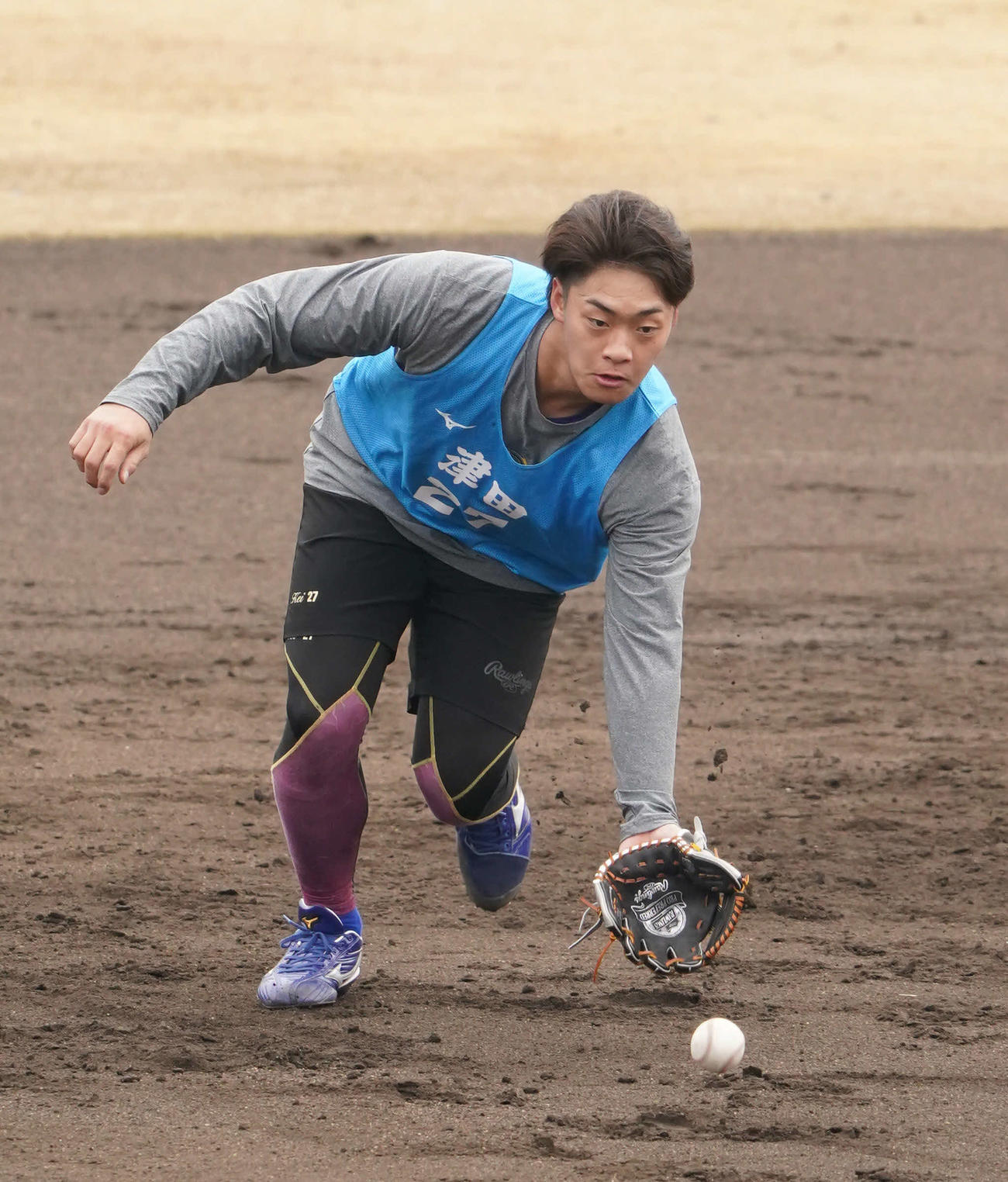 ノックを受ける中日津田（撮影・森本幸一）