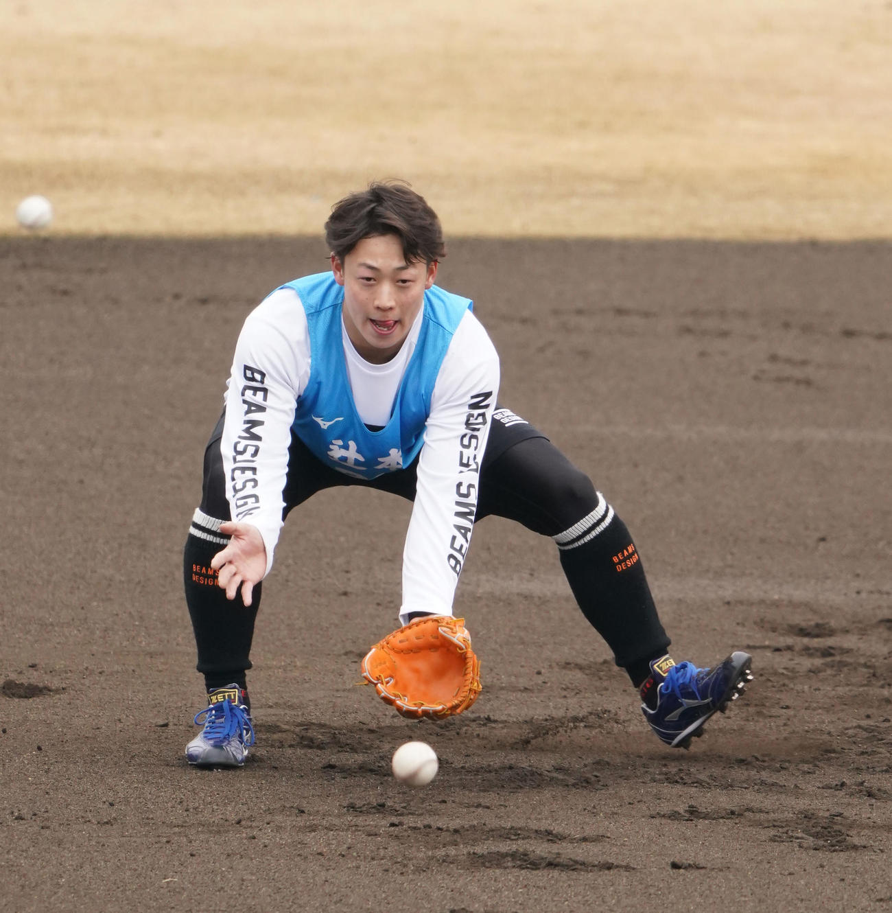ノックを受ける辻本（撮影・森本幸一）