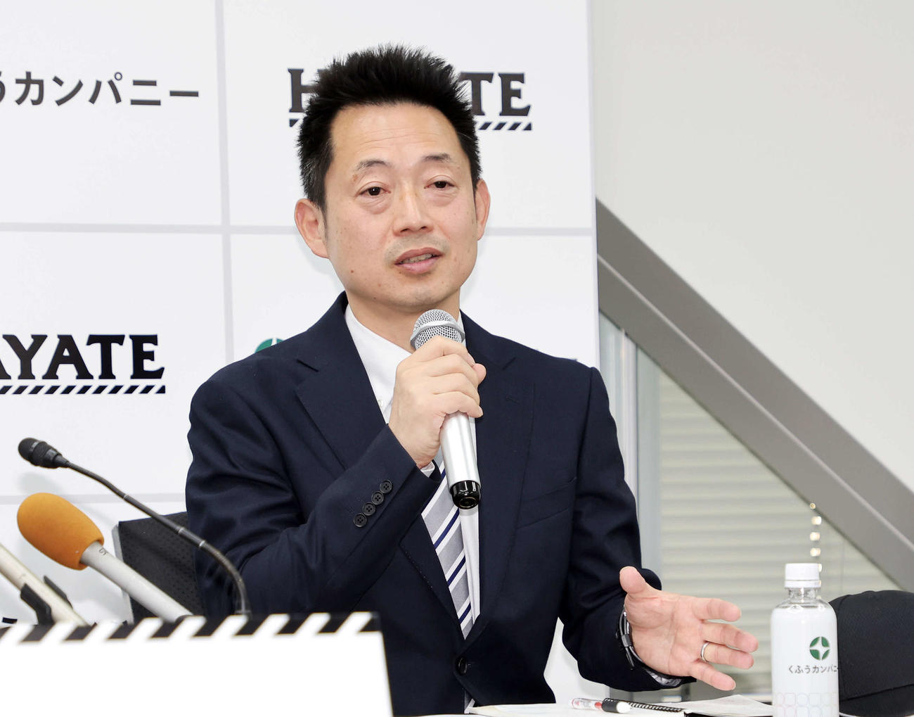 報道陣の質問に答える池田ハヤテ223球団社長（撮影・鈴木正人）
