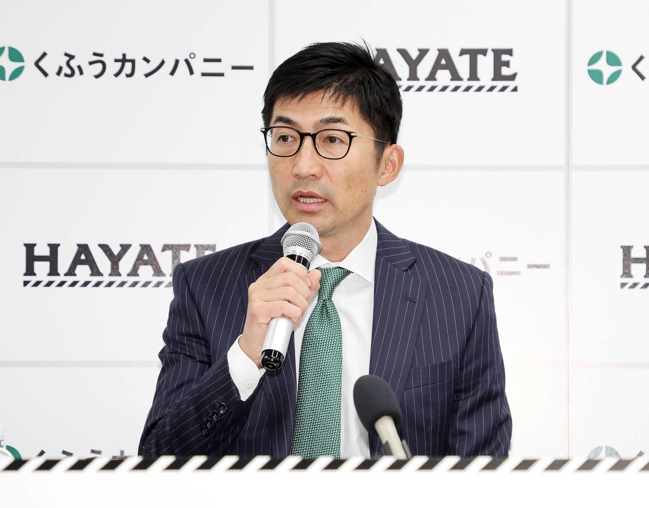 報道陣の質問に答える穐田くふうカンパニー代表取締役（撮影・鈴木正人）