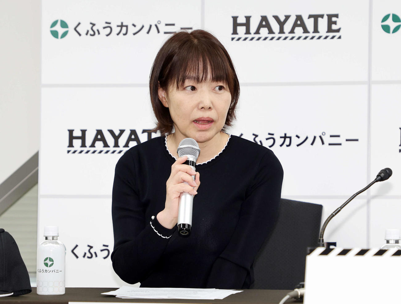 報道陣の質問に答える堀口しずおかオンライン代表取締役（撮影・鈴木正人）