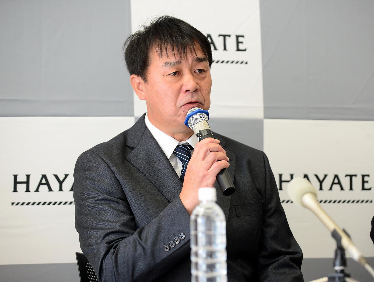 引き締まった表情で意気込みを語る赤堀監督（2023年12月20日撮影）