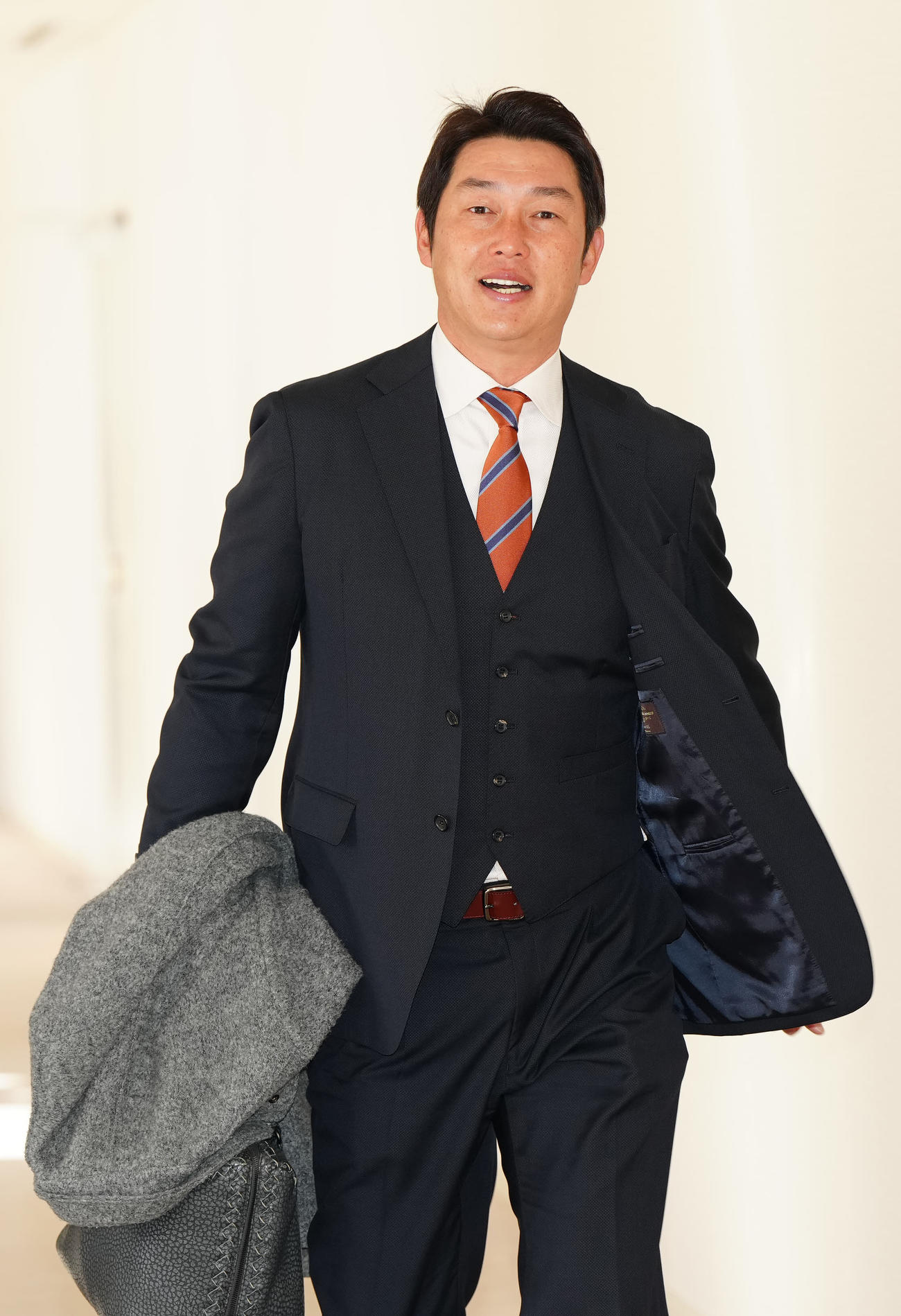 NPB12球団監督会議に向かう広島新井監督（撮影・江口和貴）