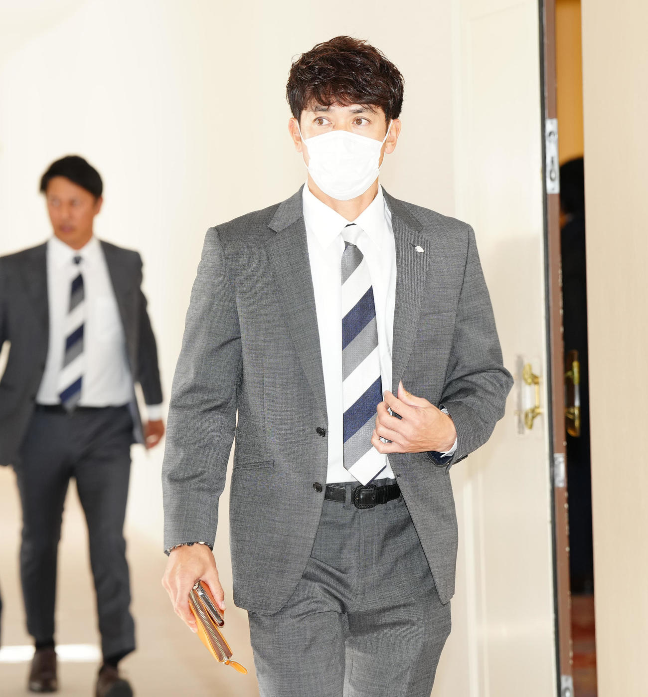 NPB12球団監督会議に向かう西武松井監督（撮影・江口和貴）