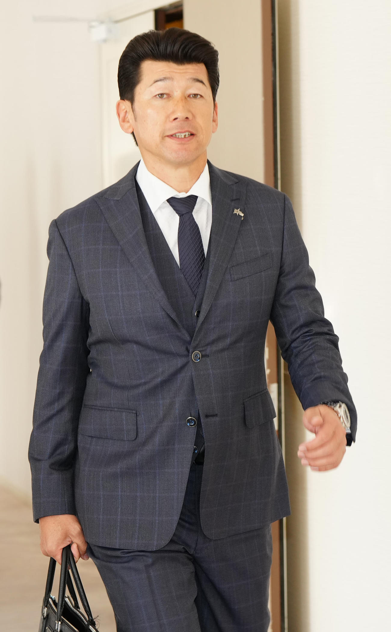 NPB12球団監督会議に向かうDeNA三浦監督（撮影・江口和貴）
