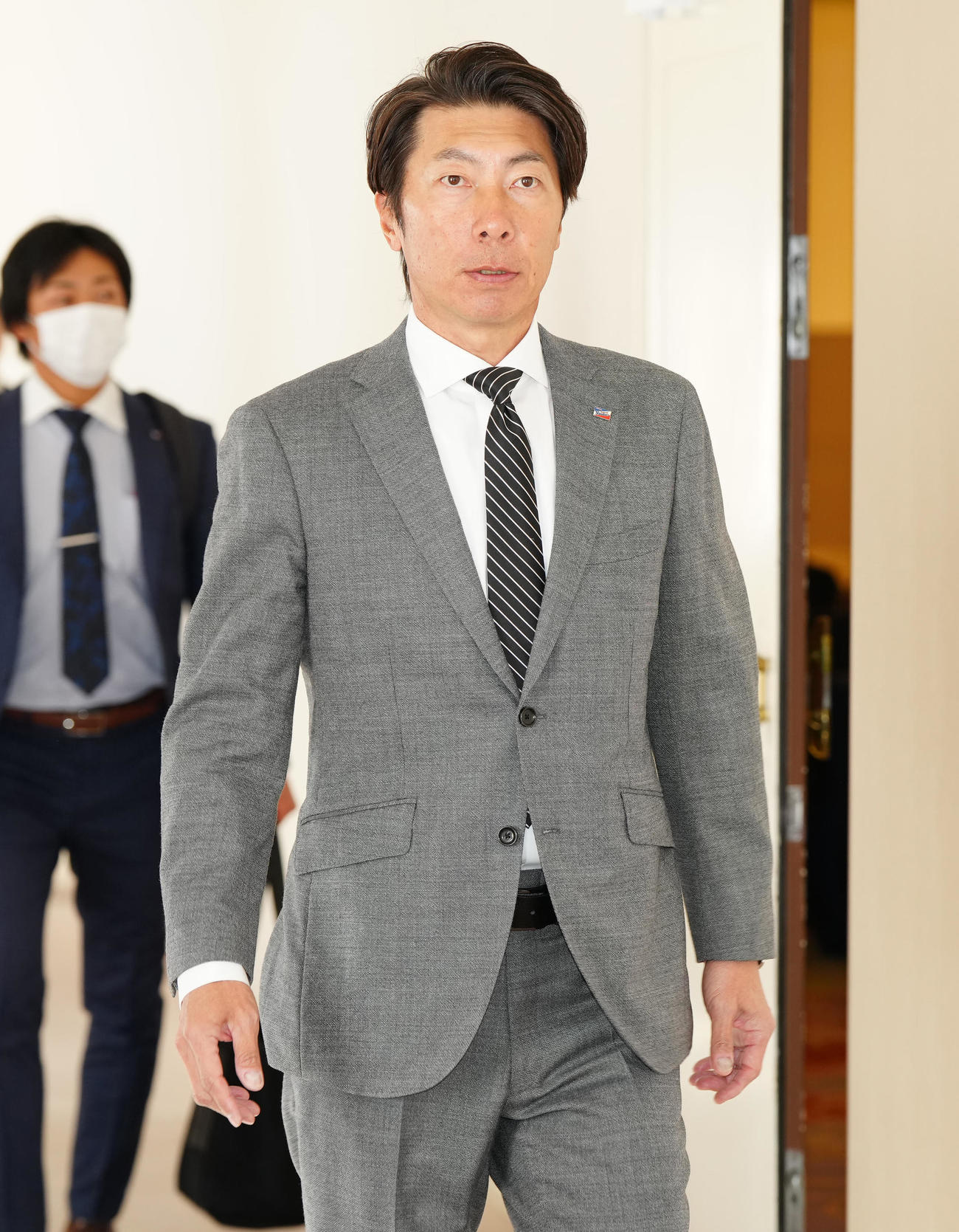NPB12球団監督会議に向かうヤクルト高津監督（撮影・江口和貴）