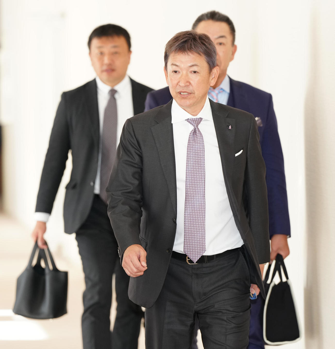 NPB12球団監督会議に向かう中日立浪監督（撮影・江口和貴）