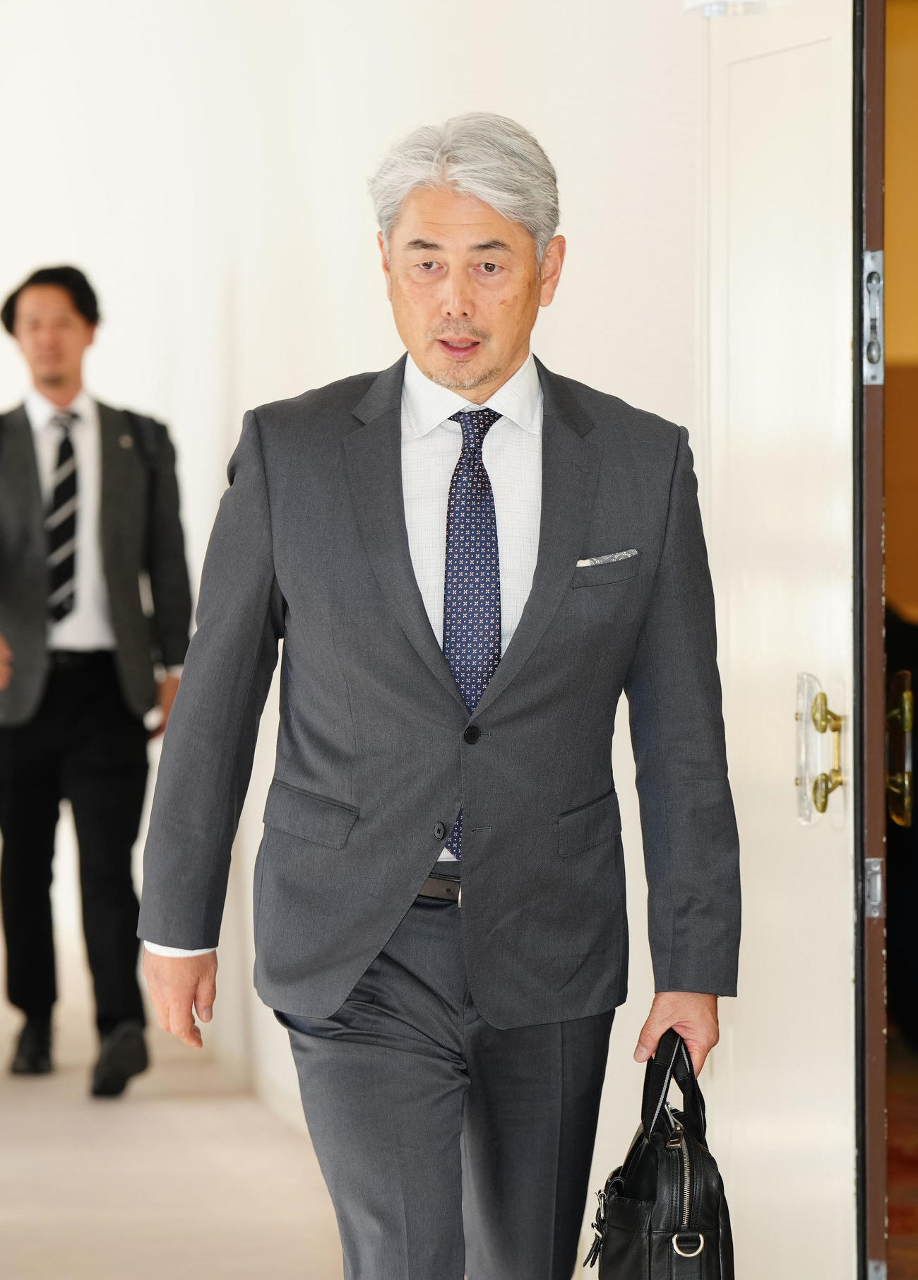 NPB12球団監督会議に向かうロッテ吉井監督（撮影・江口和貴）