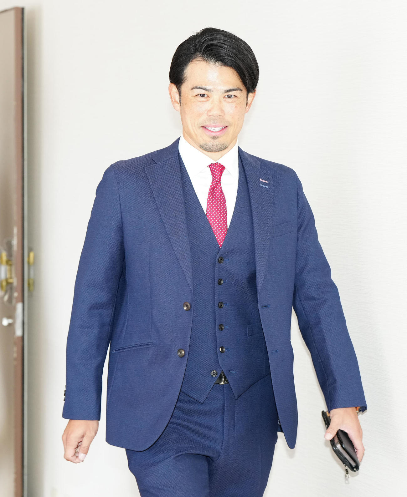 NPB12球団監督会議に向かう楽天今江監督（撮影・江口和貴）