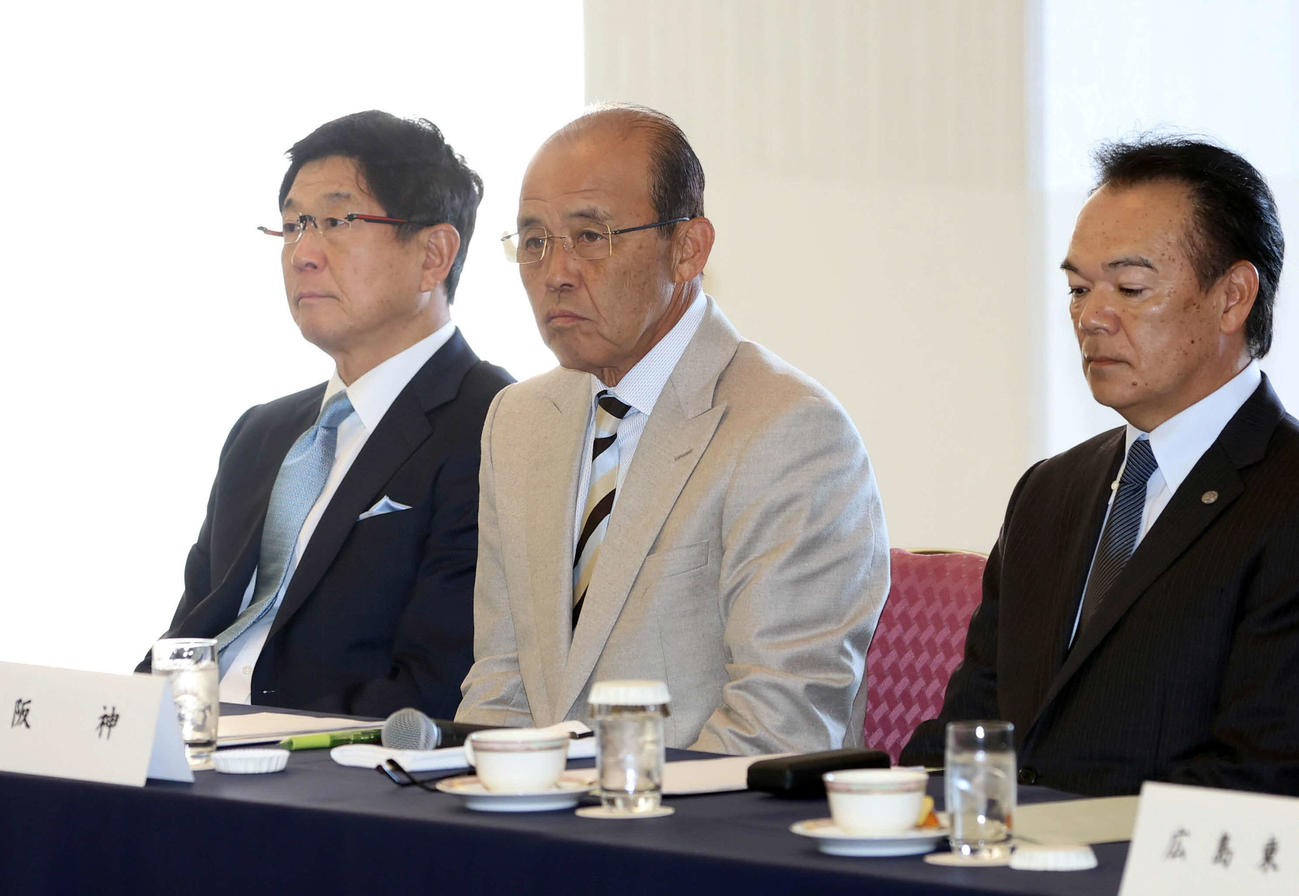 12球団監督会議に臨む阪神岡田監督（中央）と平田ヘッドコーチ（左）和田2軍監督（代表撮影）