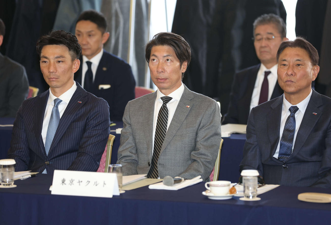 12球団監督会議に臨むヤクルト高津監督（中央）と嶋ヘッド兼バッテリーコーチ（左）池山2軍監督（代表撮影）