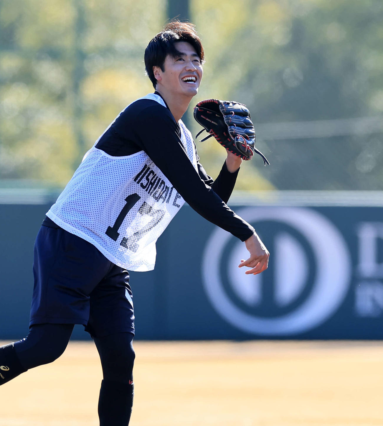 新人合同自主トレで、ノック中も笑顔が弾ける巨人西舘（2024年1月14日撮影）