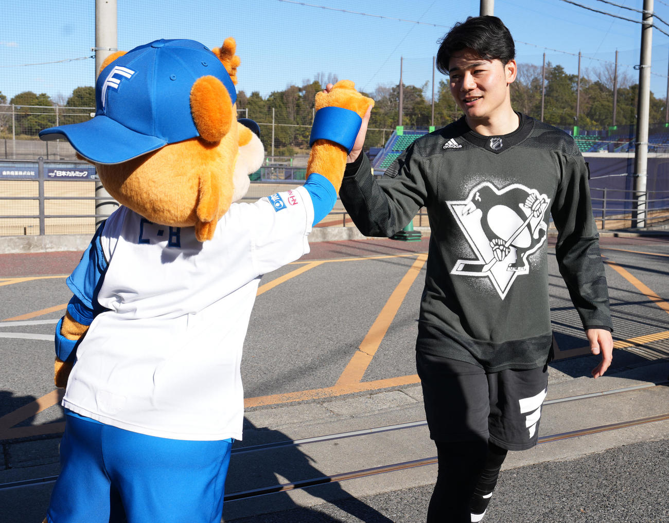カビーとタッチを交わす日本ハム清宮（2024年1月8日撮影）