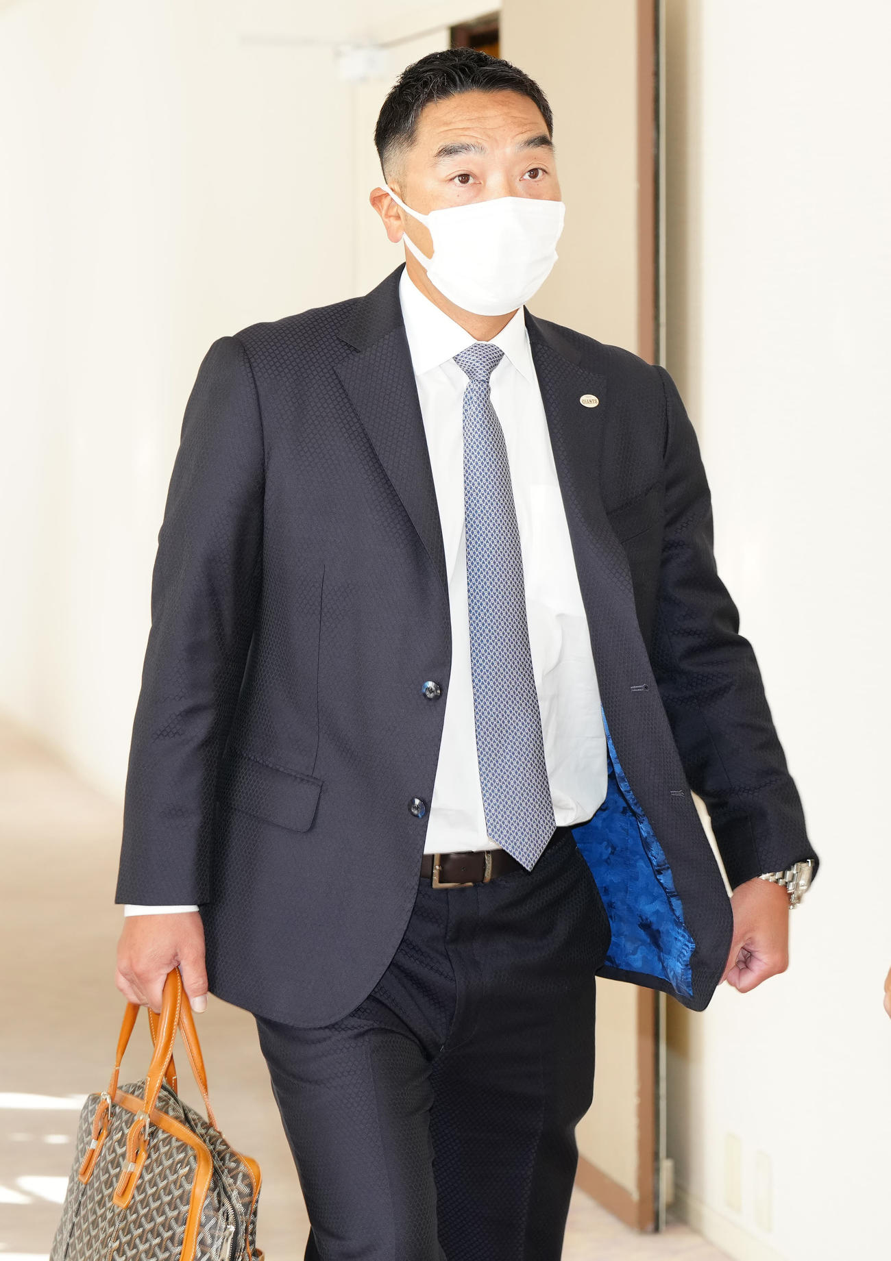 NPB12球団監督会議に向かう巨人阿部監督（撮影・江口和貴）