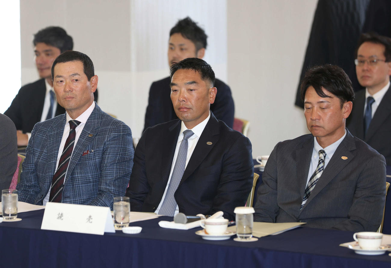 12球団監督会議に臨む巨人阿部監督（中央）と二岡ヘッドコーチ（右）桑田2軍監督（代表撮影）