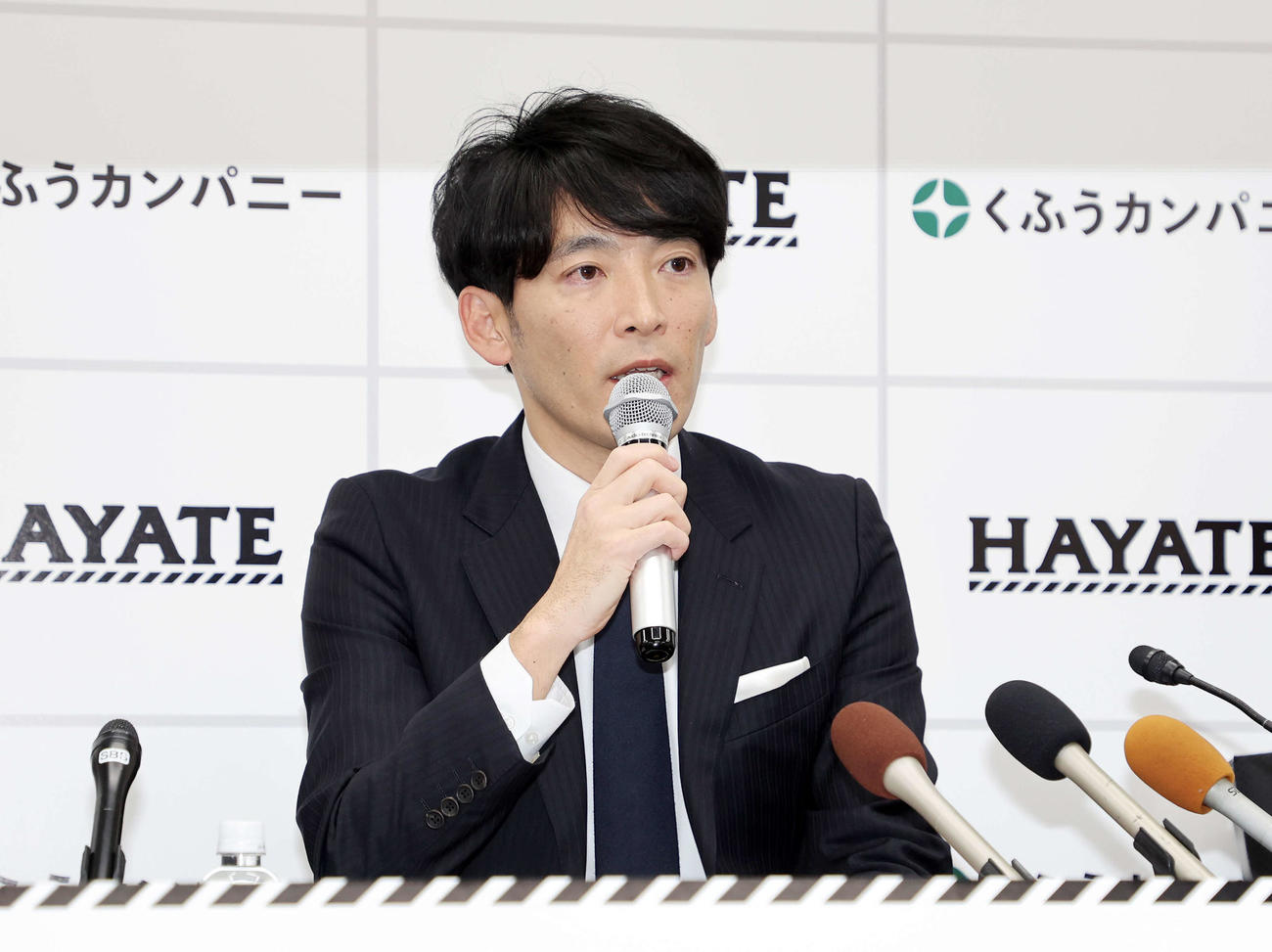 報道陣の質問に答える杉原ハヤテ223代表取締役（撮影・鈴木正人）