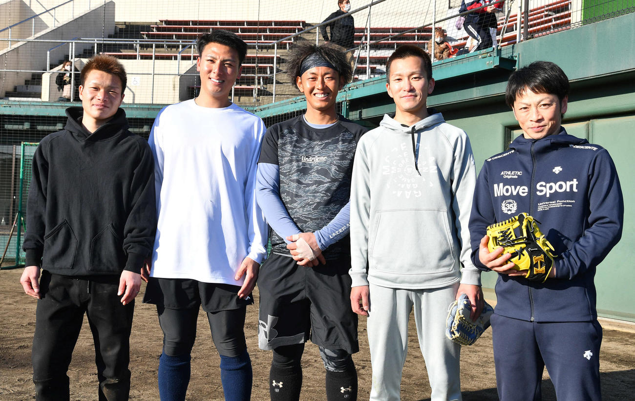ソフトバンク今宮（中央）は一緒に自主トレを行った、ボートレーサーの石丸海渡（左）、西山貴浩（同4人目）、片岡雅裕（右）、楽天村林（左から2人目）と記念撮影する（撮影・岩下翔太）