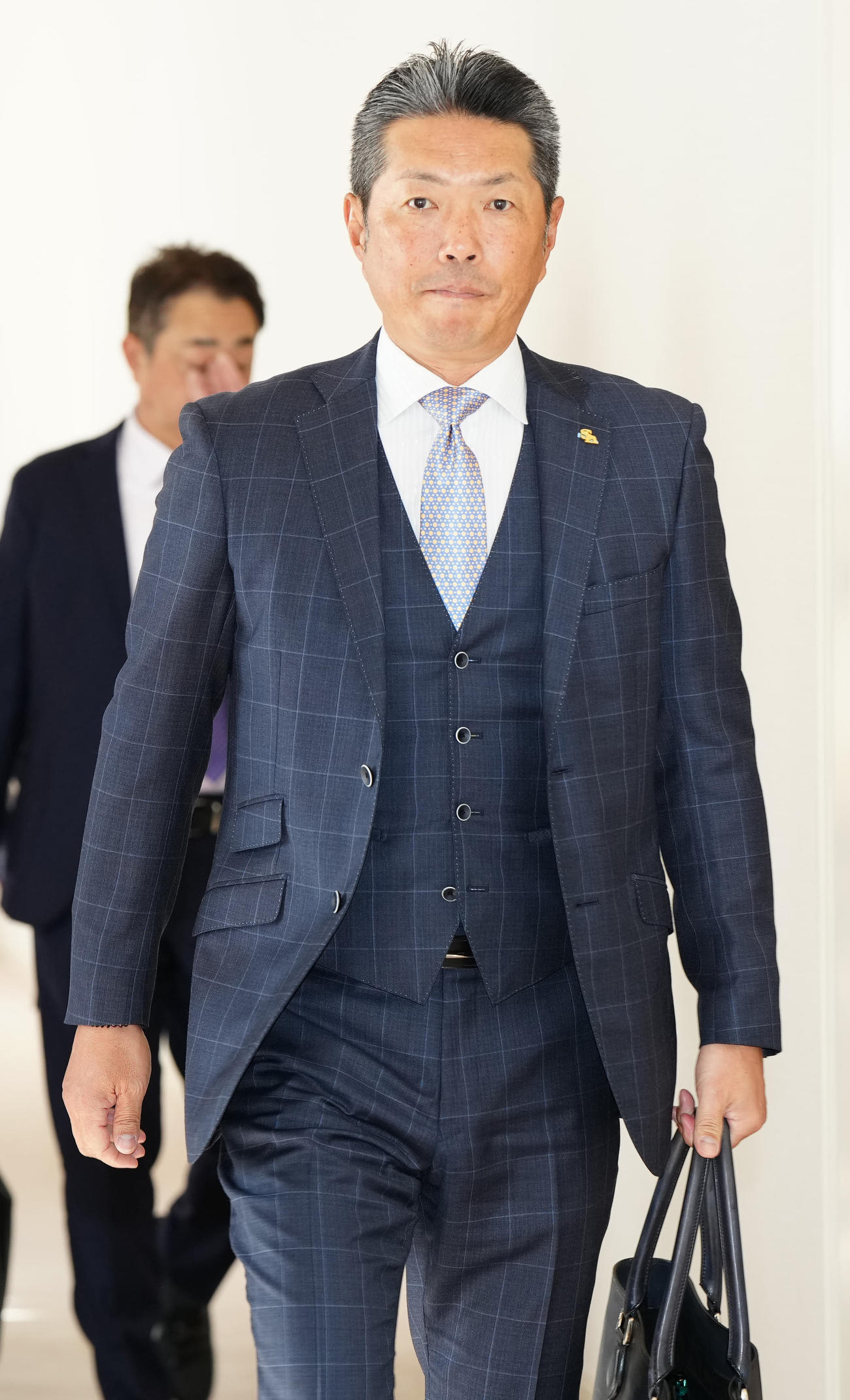 NPB12球団監督会議に向かうソフトバンク小久保監督（撮影・江口和貴）