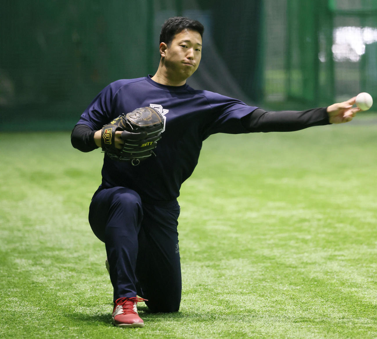合同自主トレに参加し、キャッチボールをする広島塹江（撮影・加藤孝規）