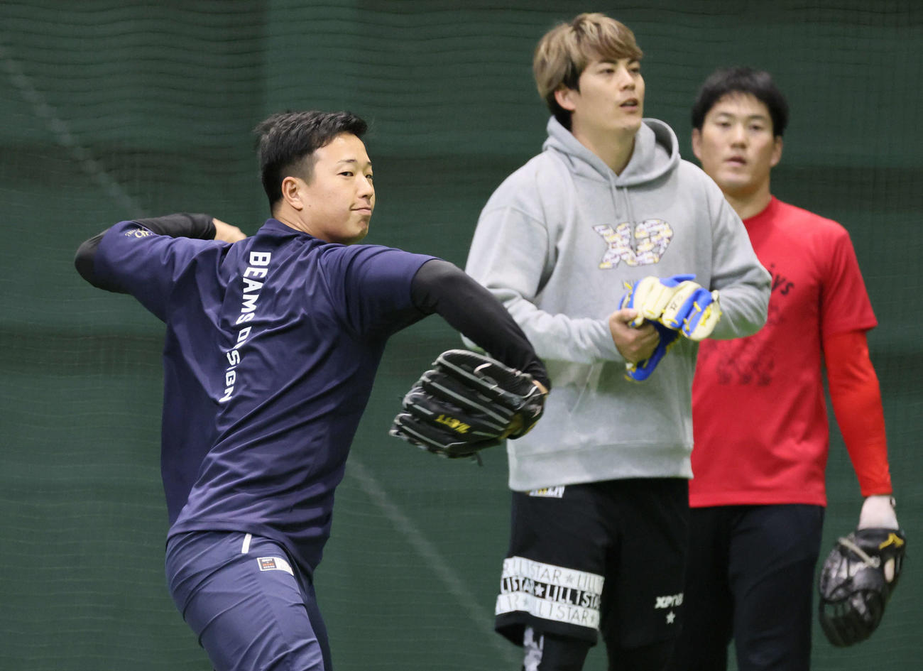 合同自主トレに参加し、ノックを受ける広島塹江。後ろは左から九里、磯村（撮影・加藤孝規）
