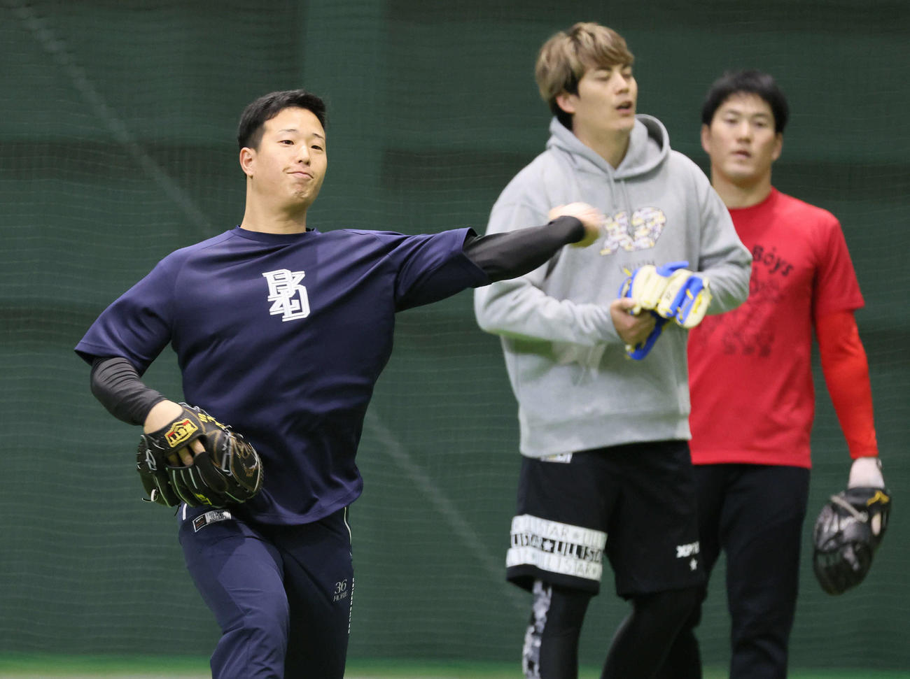 合同自主トレに参加し、ノックを受ける広島塹江。後ろは左から九里、磯村（撮影・加藤孝規）