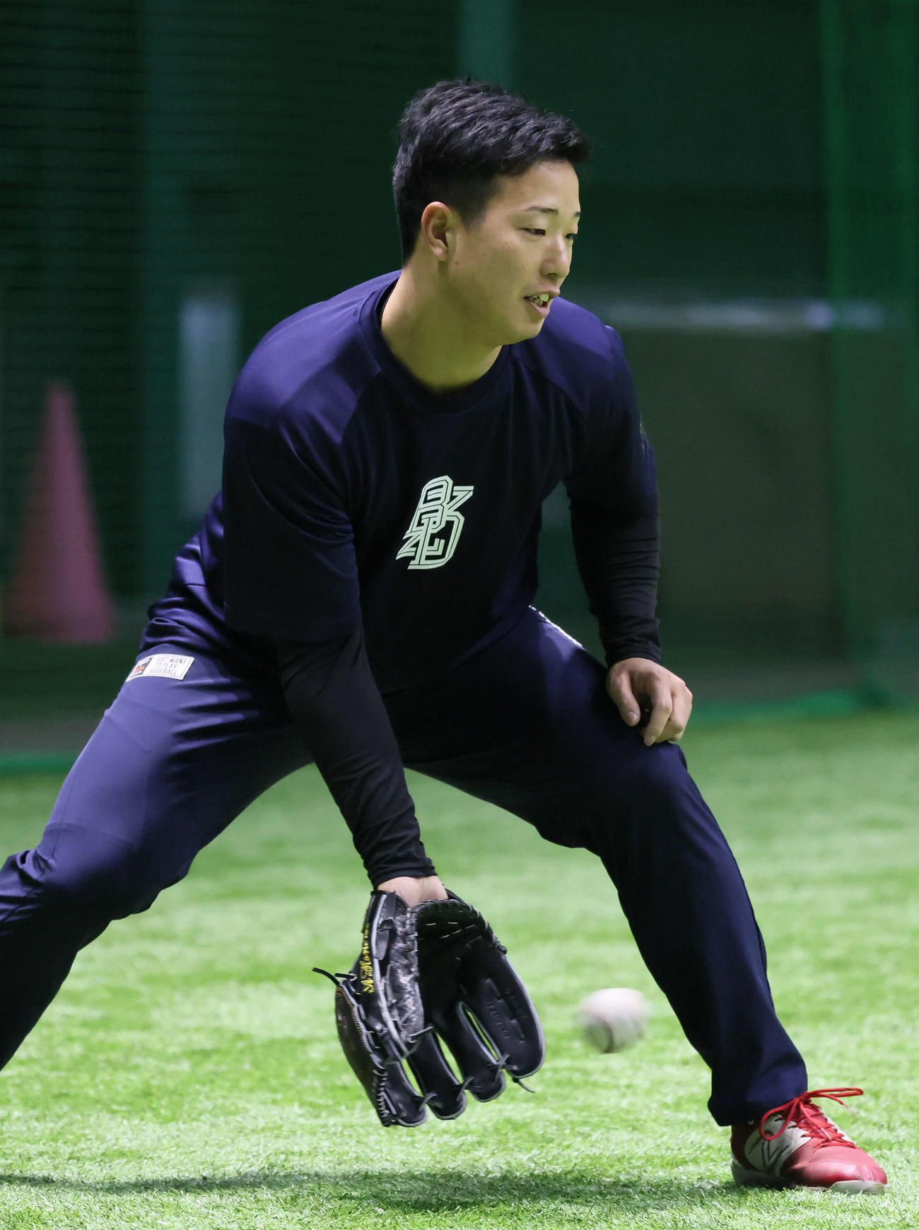 合同自主トレに参加し、ノックを受ける広島塹江（撮影・加藤孝規）
