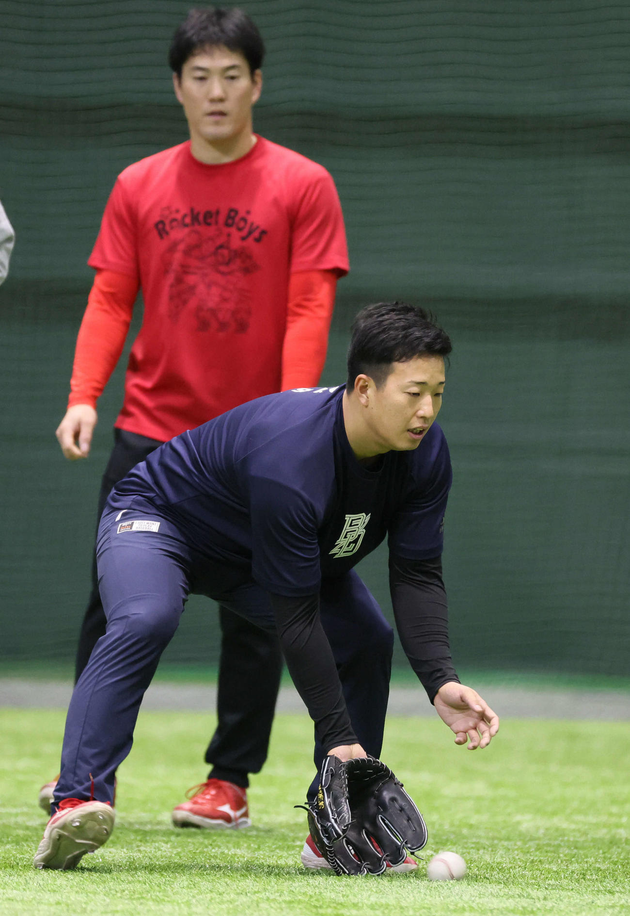 合同自主トレに参加し、ノックを受ける広島塹江。後ろは磯村（撮影・加藤孝規）