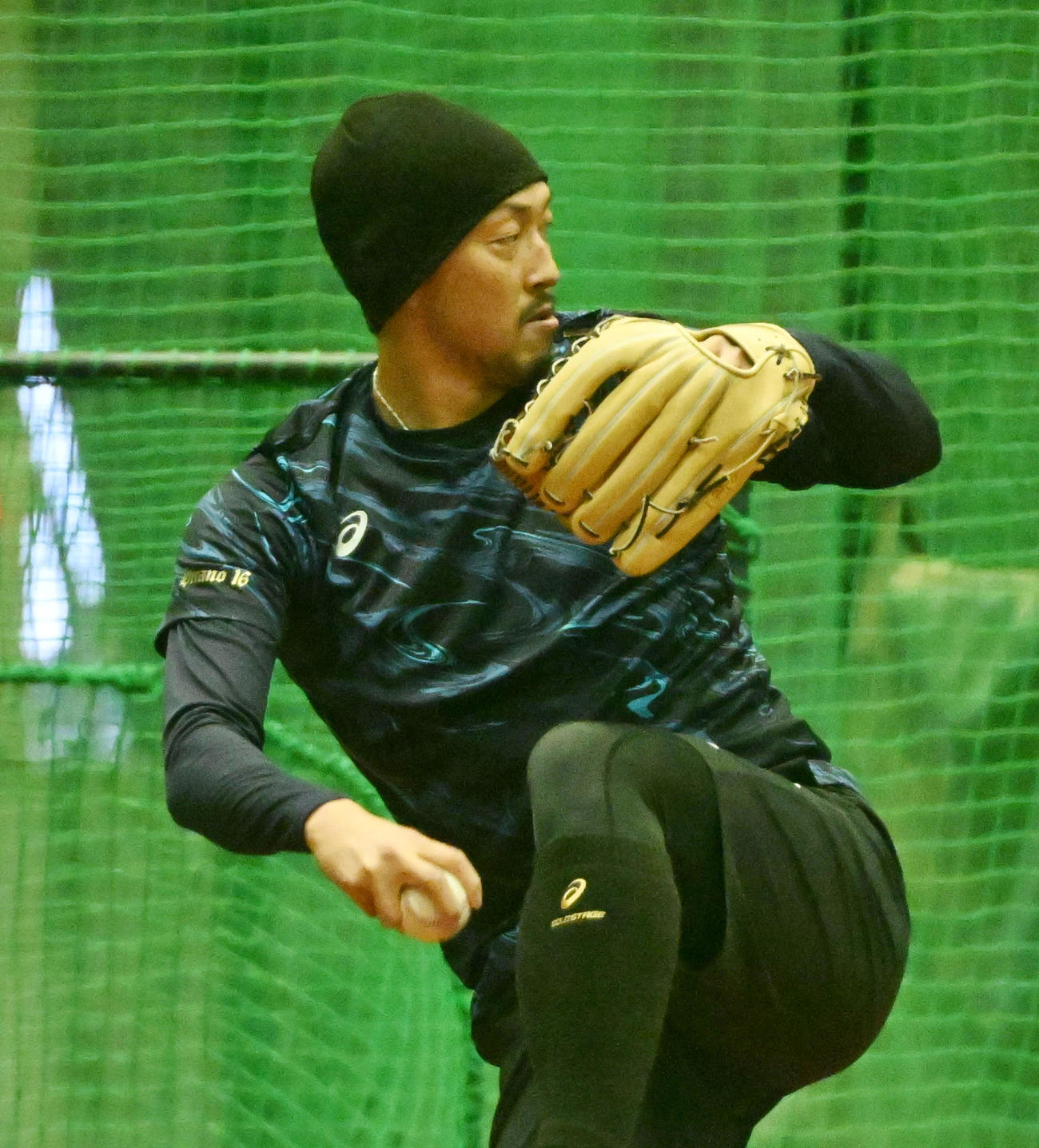 キャッチボールを行うオリックス平野佳（撮影・前岡正明）