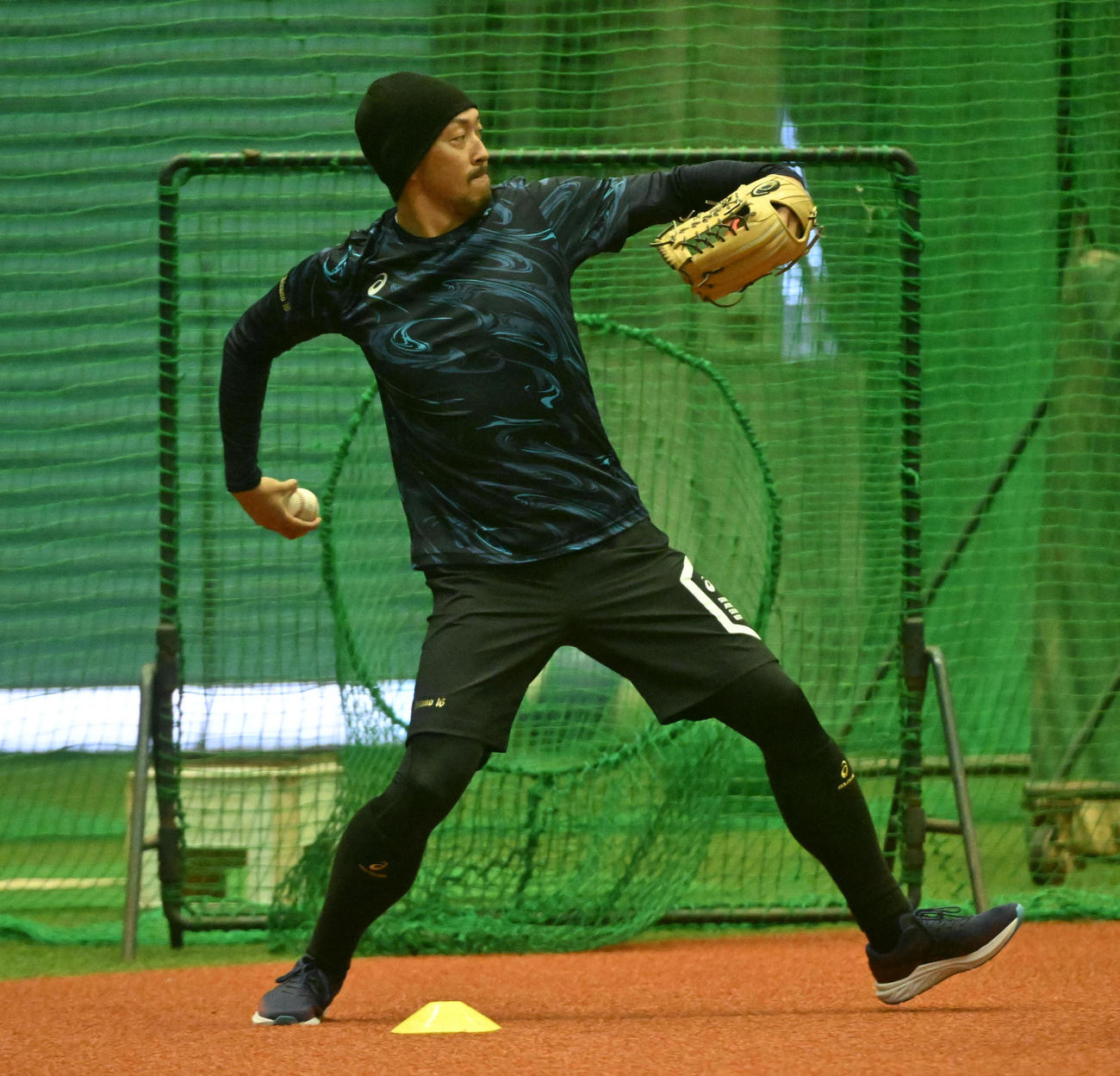 キャッチボールを行うオリックス平野佳（撮影・前岡正明）