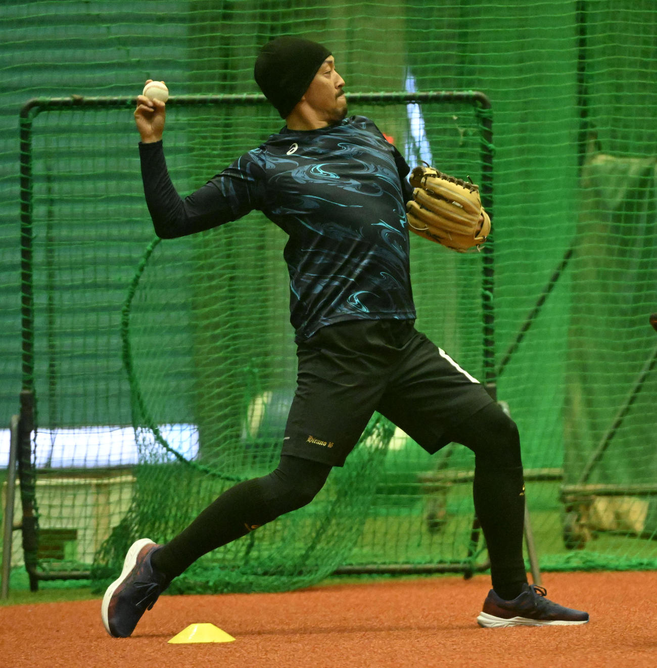 キャッチボールを行うオリックス平野佳（撮影・前岡正明）