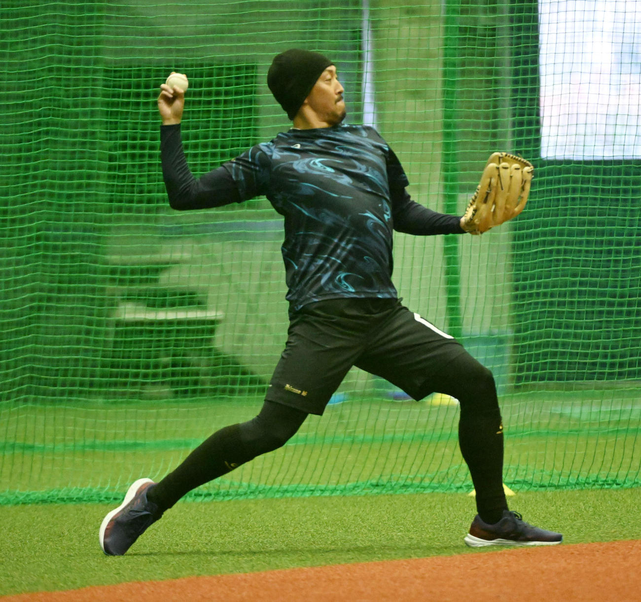キャッチボールを行うオリックス平野佳（撮影・前岡正明）