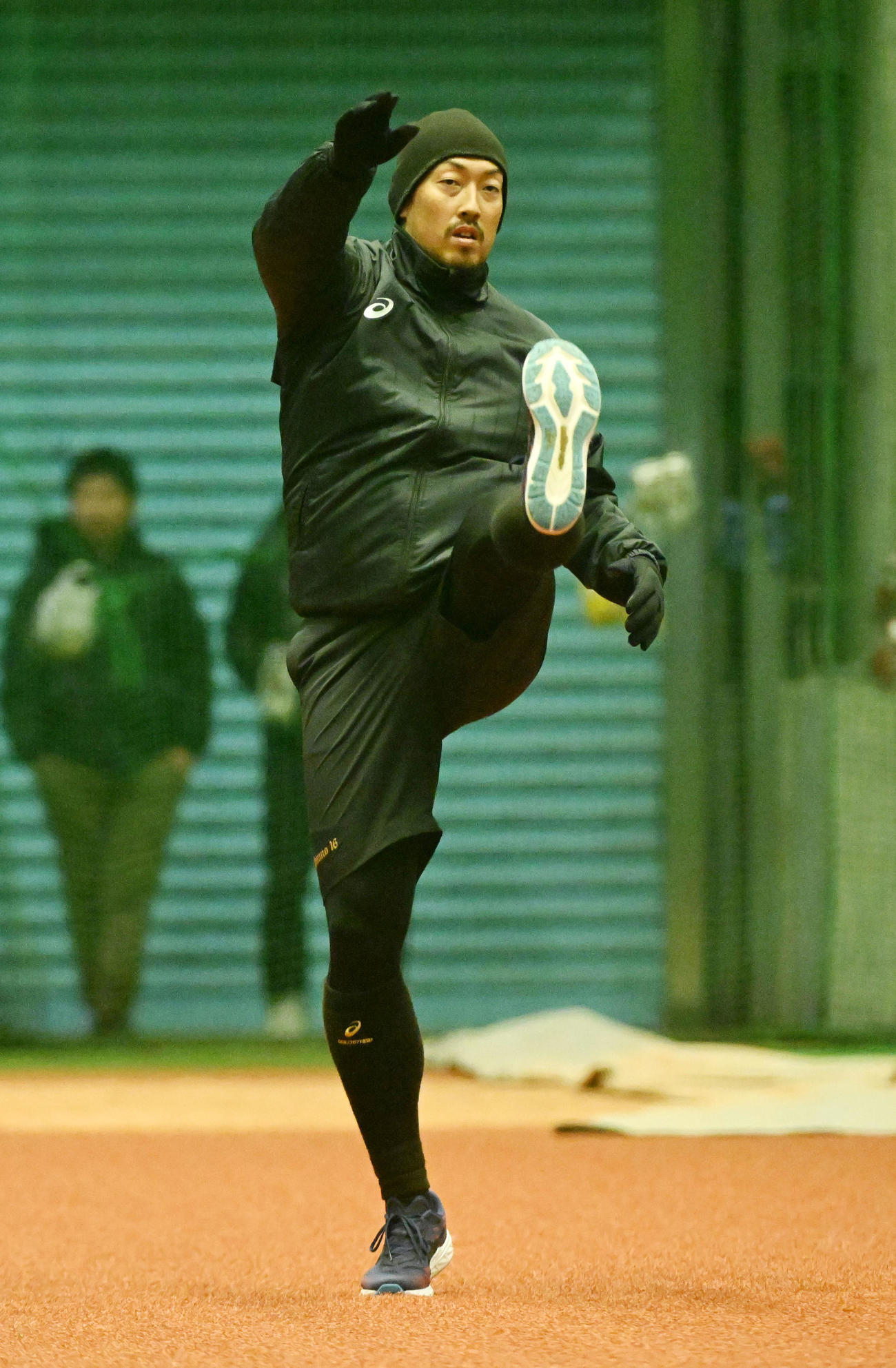 自主トレでアップを行うオリックス平野佳（撮影・前岡正明）
