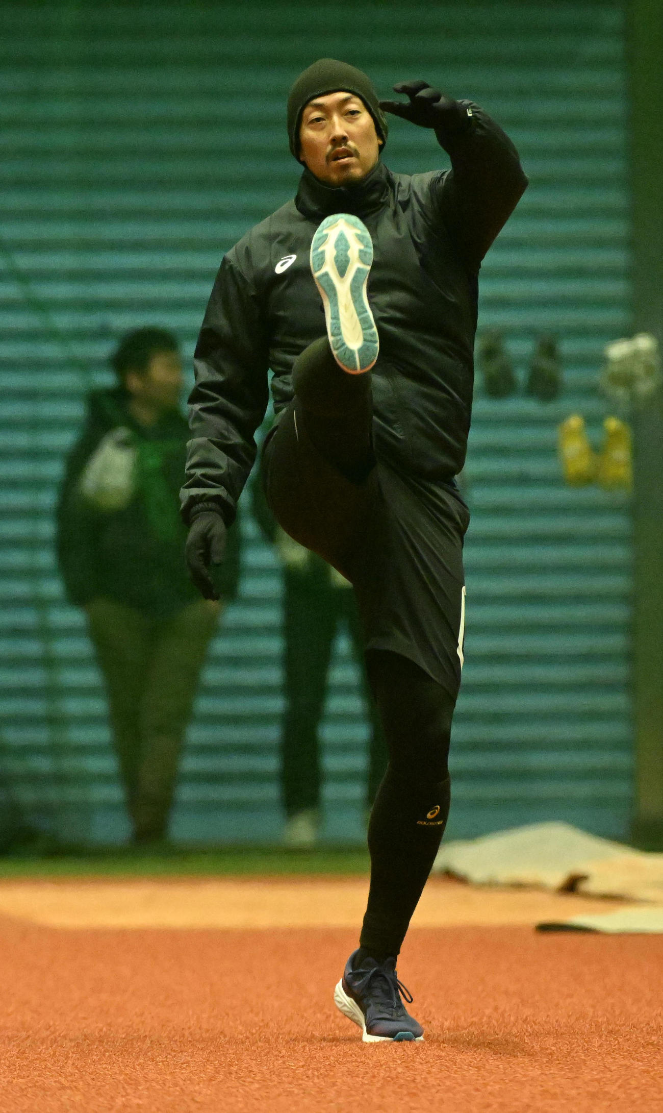 自主トレでアップを行うオリックス平野佳（撮影・前岡正明）