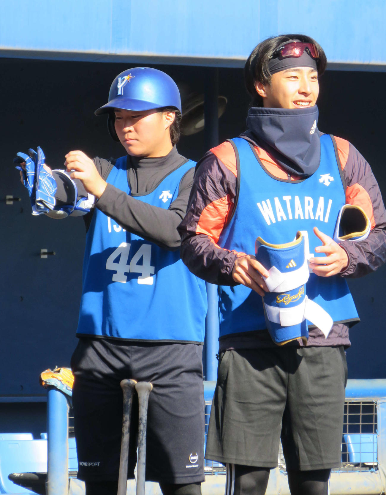 打撃練習の準備をするDeNAのドラフト4位、石上（左）。右は同1位の度会