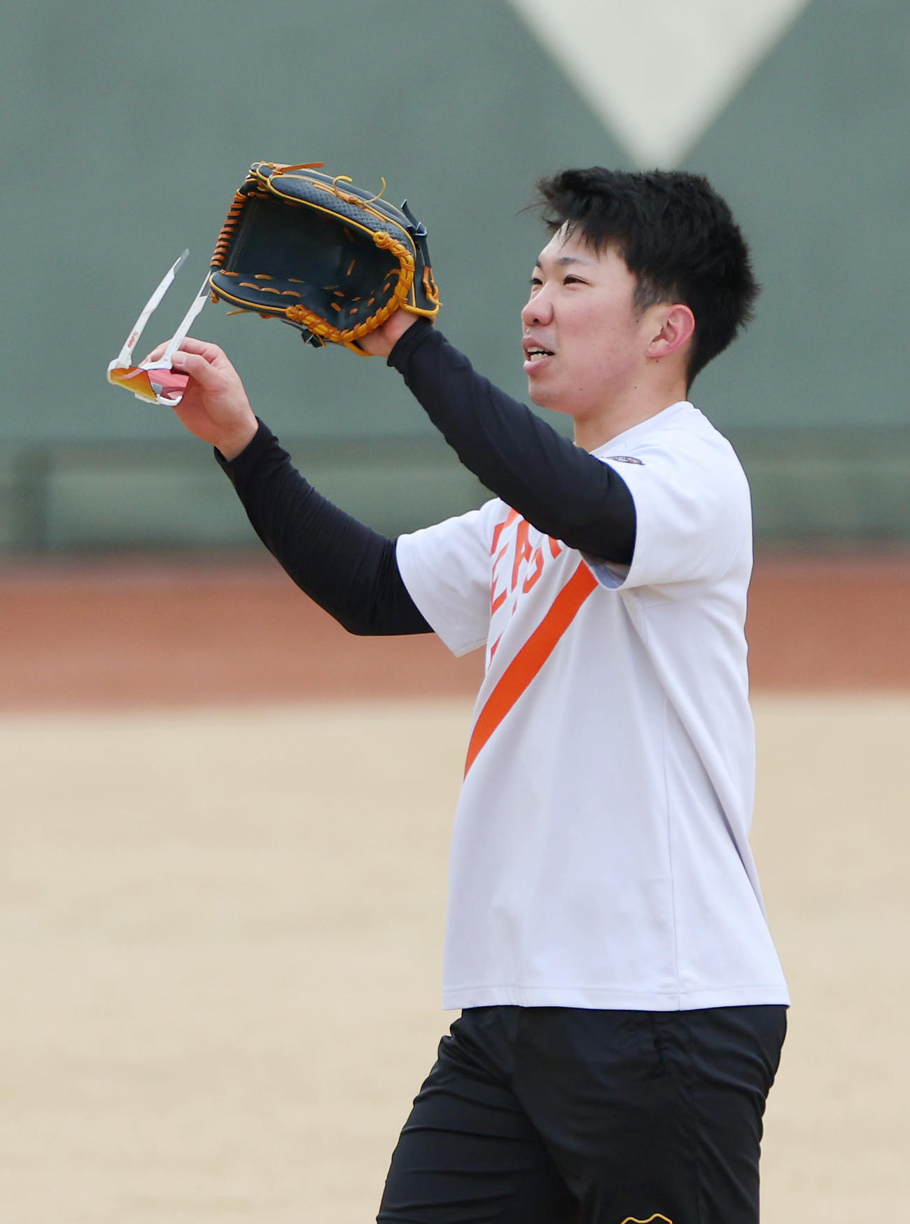 鳴尾浜球場で汗を流す阪神石井（撮影・前田充）