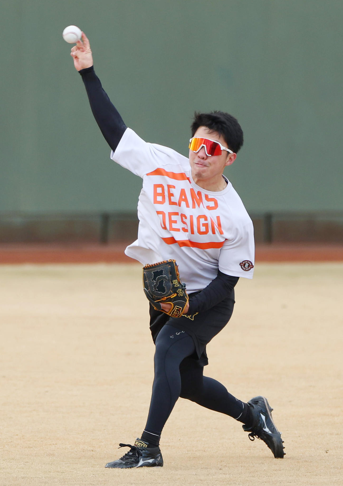 鳴尾浜球場でキャッチボールする阪神石井（撮影・前田充）